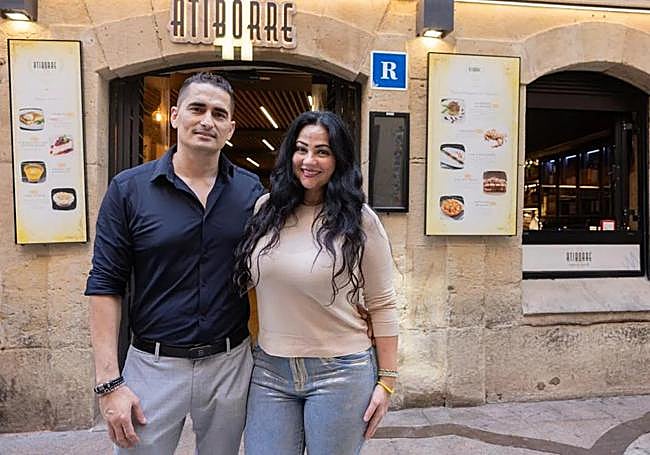 Mayler y Brook junto a su bar recién estrenado.