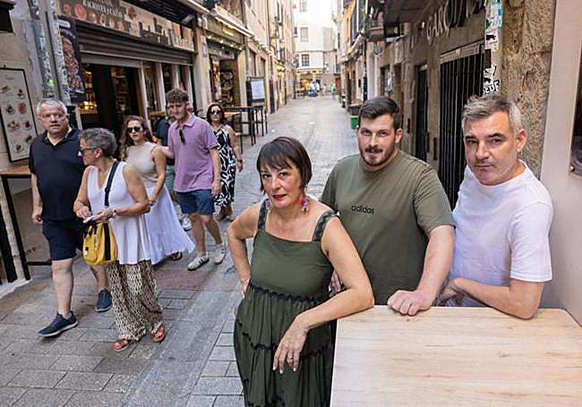 Noelia, José Antonio y José Ángel en la calle Laurel.