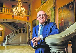 El diputado general de Álava, Ramiro González, posa antes de la entrevista junto a la escalinata del Palacio de la Provincia.