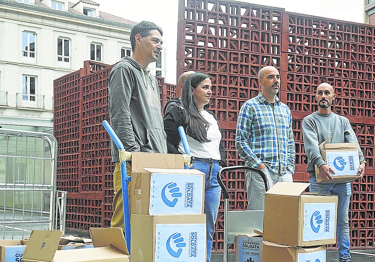 Entrega de las firmas para impulsar la Iniciativa Legislativa Popular en el Parlamento vasco.