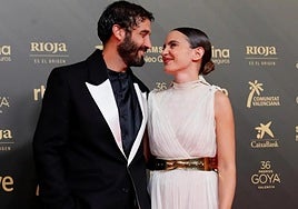 Alex García y Verónica Echegui posan en la alfombra roja de los Premios Goya 2022.