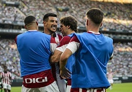 Yuri celebra el primer gol rojiblanco en La Cartuja contra el Betis.