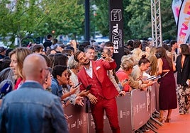Borja González, exconcursante de Supervivientes, en la alfombra Naranja.