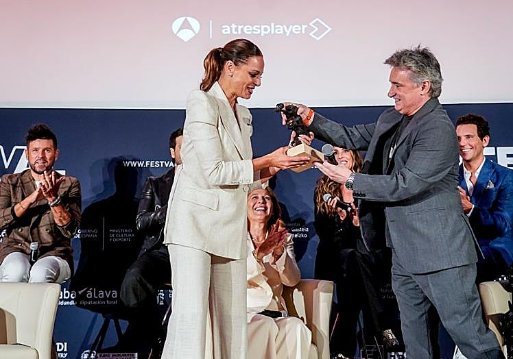 Eva González recibe el premio Joan Ramón Mainat de la mano de Joseba Fiestras.