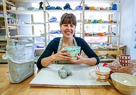 Esti con una de las piezas de Luule.