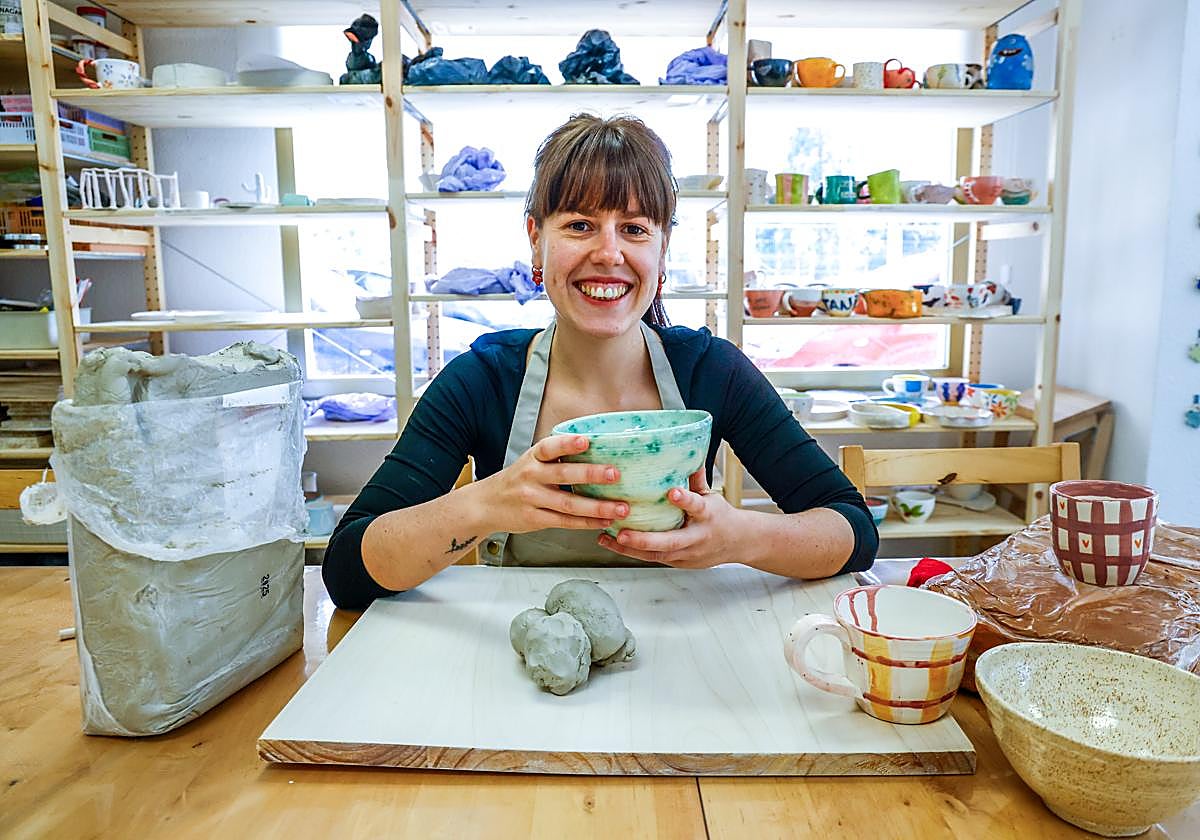 Esti con una de las piezas de Luule.