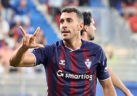 Álvaro Rodríguez, penúltimo de los 11 fichajes realizados este verano, celebra el gol que marcó al minuto de debutar como armero ante el Granada.