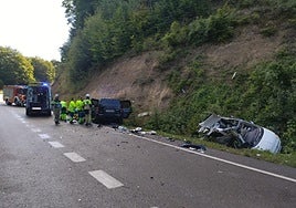 Estado en el que han quedado los dos vehículos implicados en el choque frontal en el puerto de Azáceta.