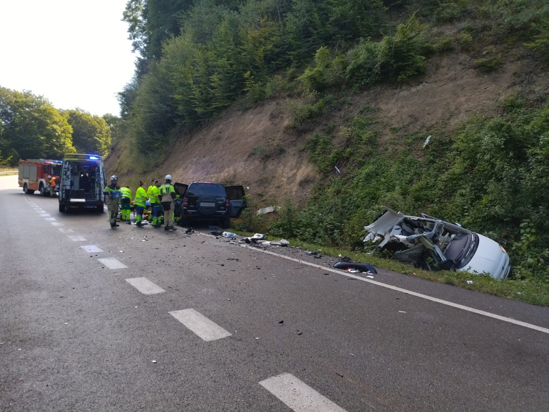 Estado en el que han quedado los dos vehículos implicados en el choque frontal en el puerto de Azáceta.