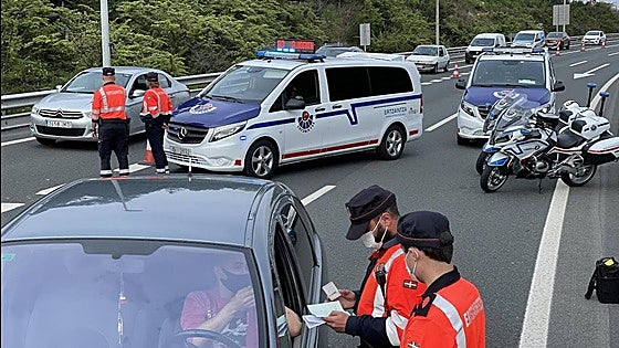 Ertzaintza y policías locales refuerzan los controles contra las distracciones al volante