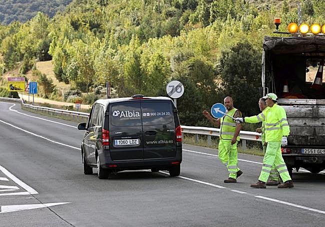 Un vehículo de una funeraria ha acudido al lugar del accidente mortal.