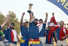 Rahm, entusiasmado, levanta el trofeo de campeones en la Ryder Cup celebrada en Roma en 2023.