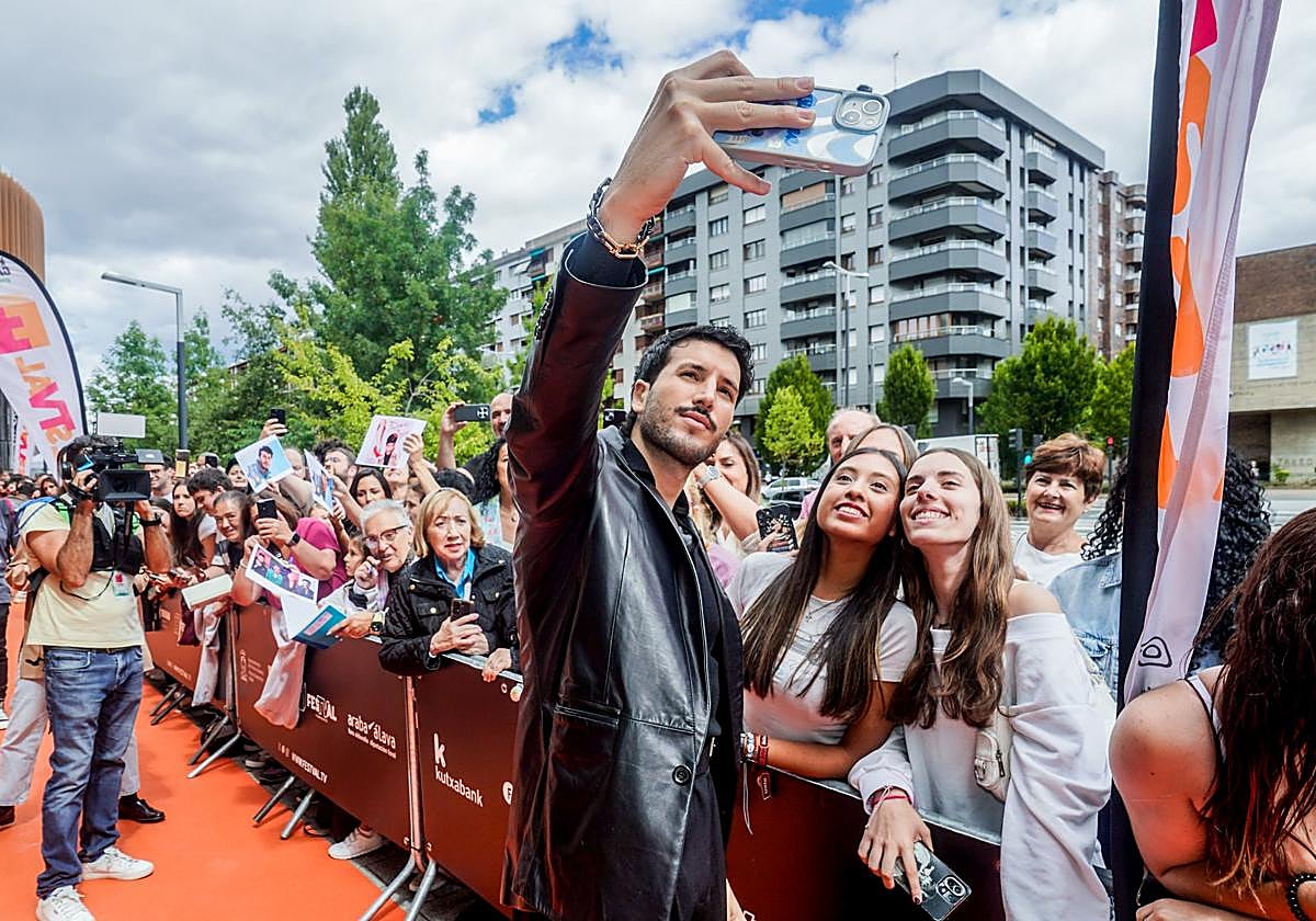 Yatra con varias seguidoras en la alfombra naranja.