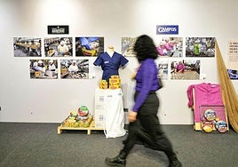 La exposición muetras objetos y fotografías del trabajo en las conserveras.