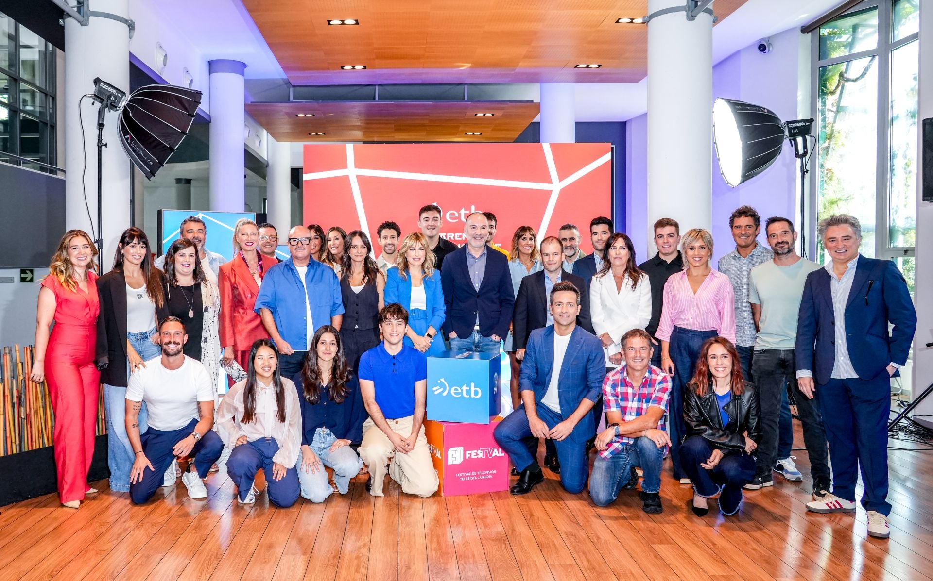 Los protagonistas de la nueva temporada de ETB visitan el FesTVal de Vitoria