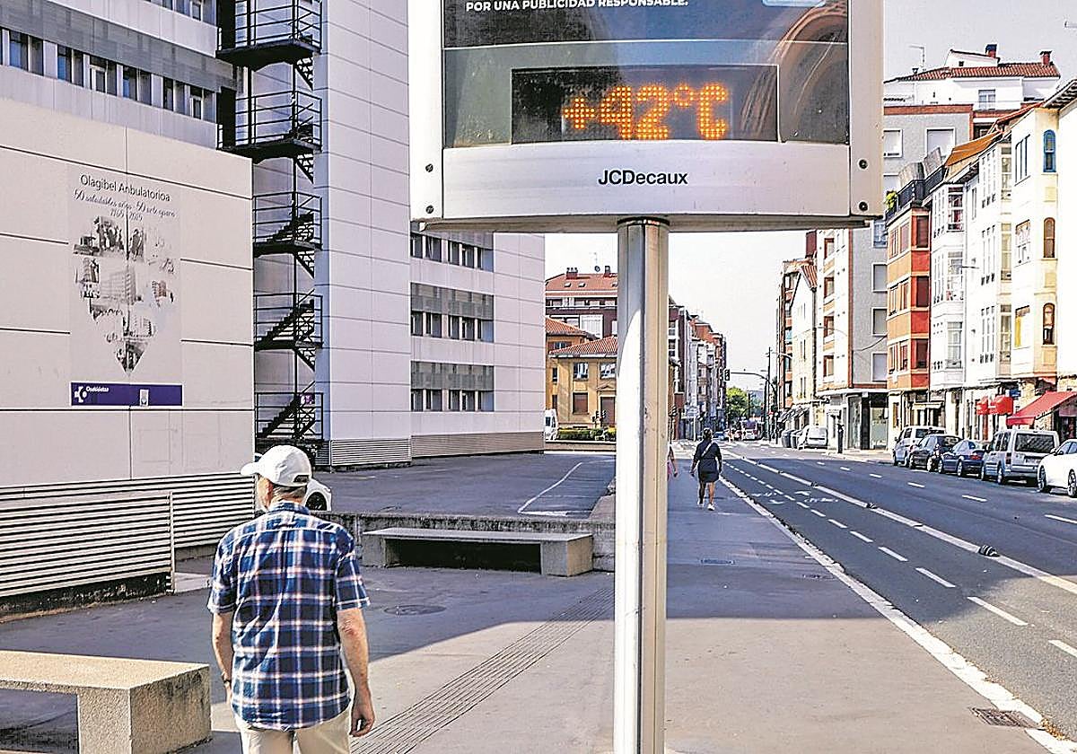 Un termómetro marca 42 grados al lado del Hospital Santiago.