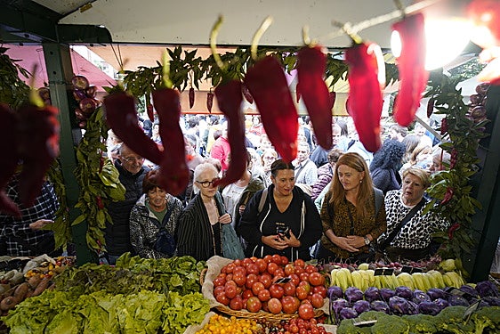 Los productores exponen el mejor género hortofrutícola de sus huertas en los puestos de la feria agrícola del Último Lunes de Gernika.