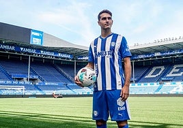 Denis Suárez, durante su presentación como jugador del Alavés.