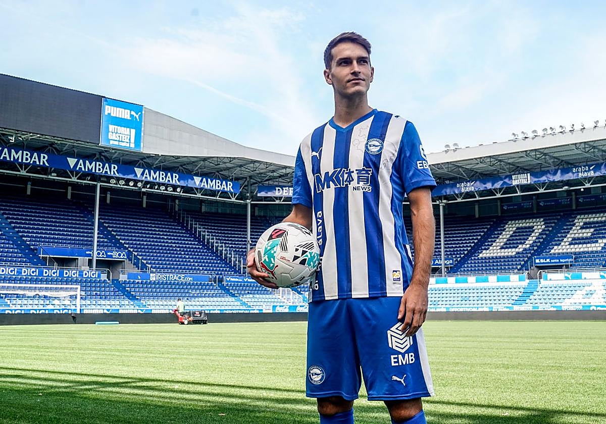 Denis Suárez, durante su presentación como jugador del Alavés.
