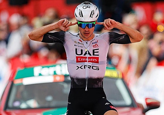 Ayuso celebró su exhibición en Cerler con el gesto de taparse los oídos ante las críticas.