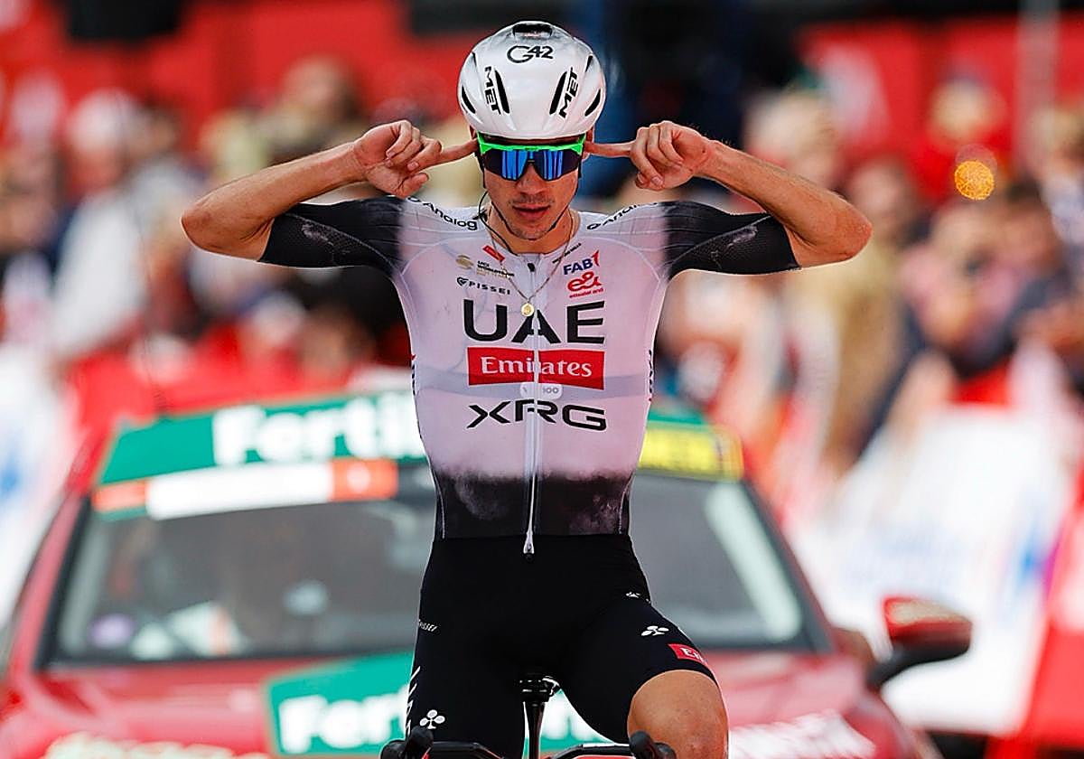 Ayuso celebró su exhibición en Cerler con el gesto de taparse los oídos ante las críticas.