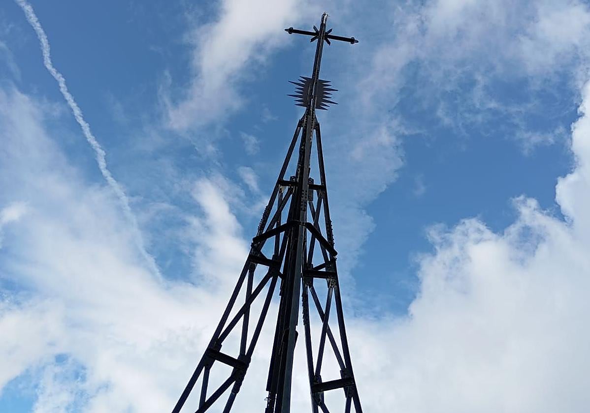 La Cruz podría haber sufrido un corte en su parte superior, así como algún desconchón en su pintura.