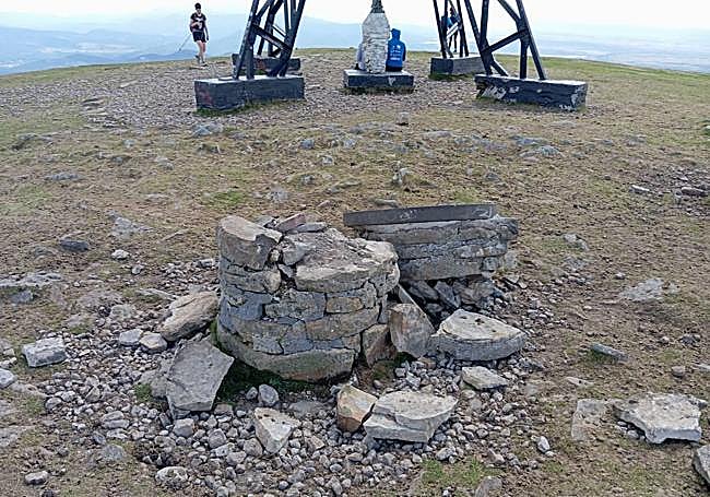 Los restos que han quedado de la mesa de orientación, que tenía una altura de 1,20 metros y databa de 1931.