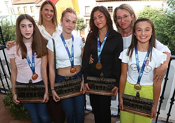 Elsa, Sara, Alejandra y Nerea con sus entrenadoras Paula y María.