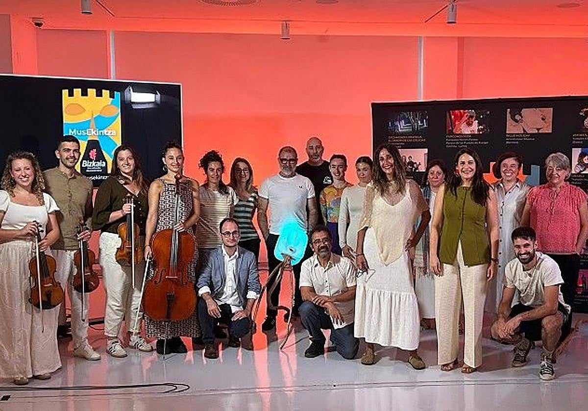 Algunos de los protagonistas del festival, acompañados por la diputada de Euskera, Cultura y Deporte, Leixuri Arrizabalaga, y la coordinadora, Marta Urcelay.