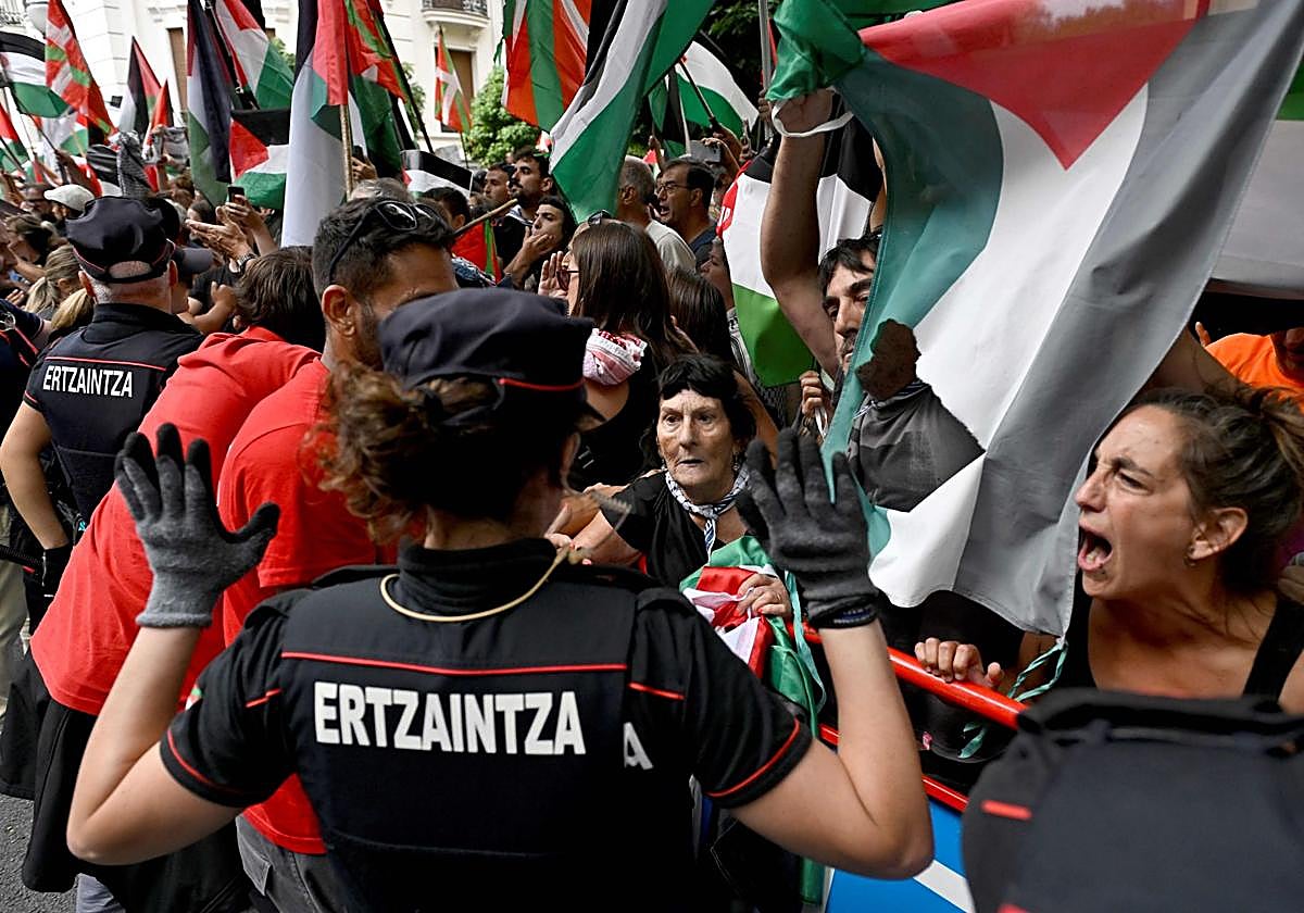 Fotos | Así han sido los momentos de tensión en la meta de La Vuelta en Bilbao