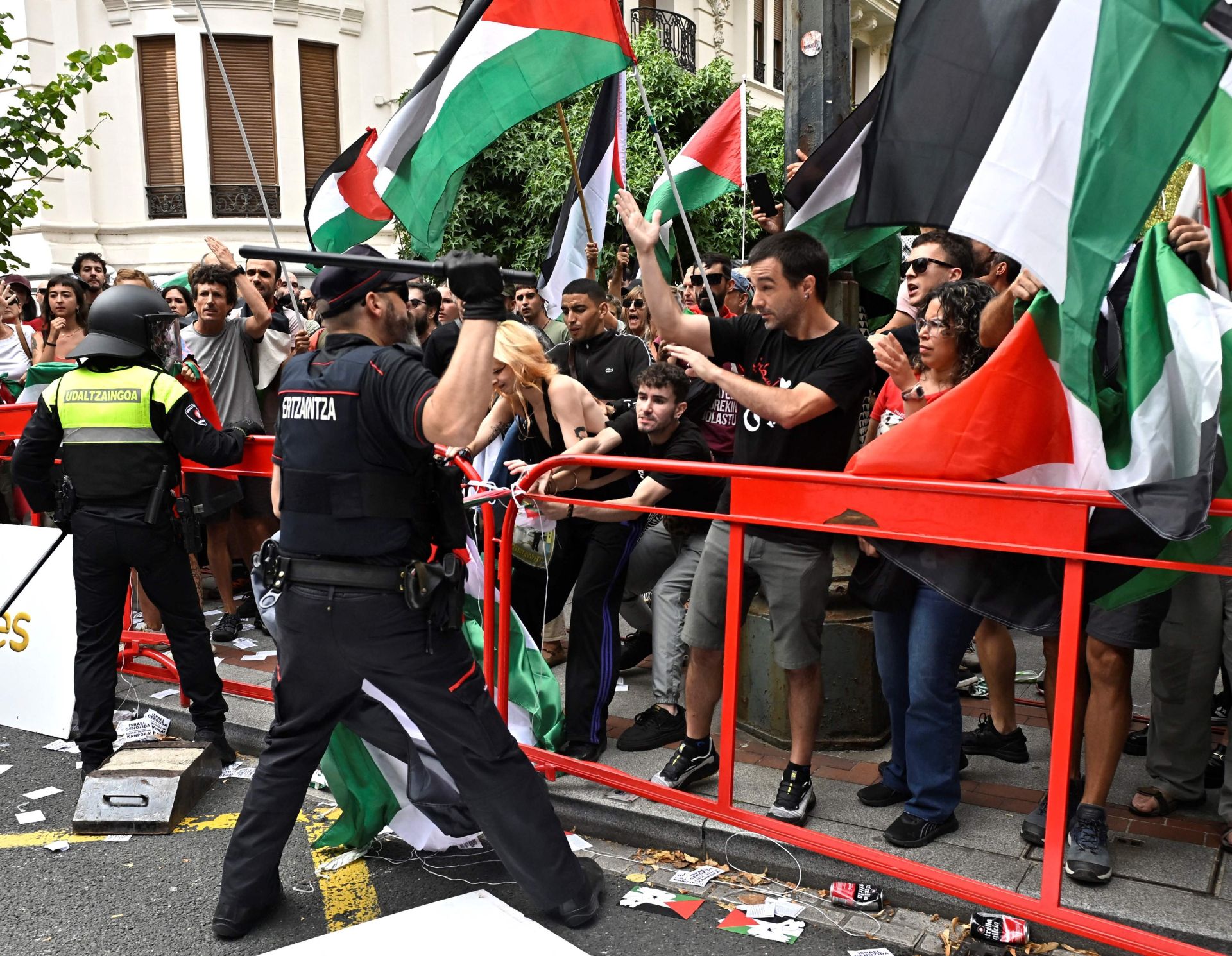 Incidentes en la meta de La Vuelta en Bilbao
