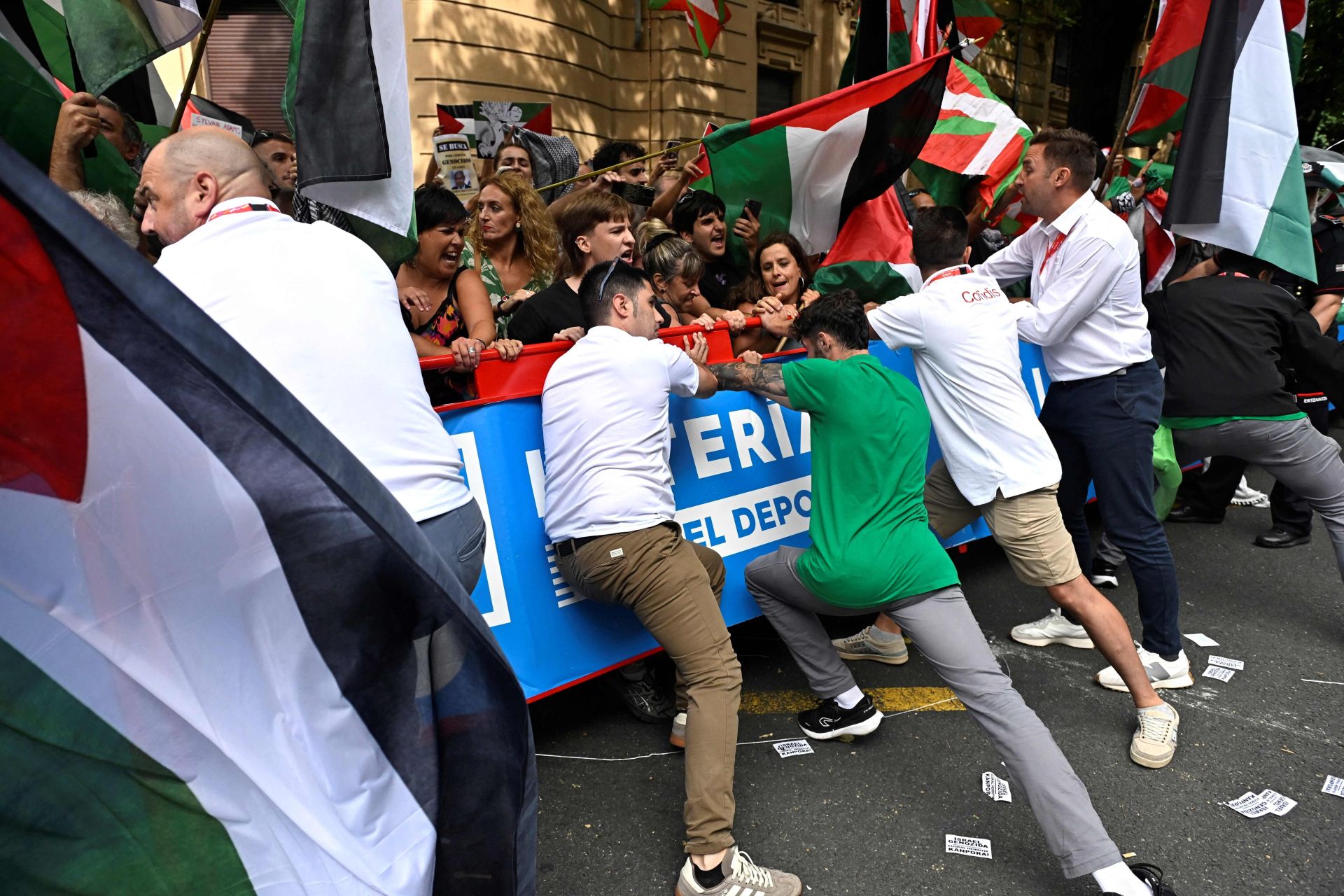 Incidentes en la meta de La Vuelta en Bilbao