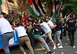 La UCI condena los altercados propalestinos en Bilbao y pide preservar «la seguridad» de los ciclistas