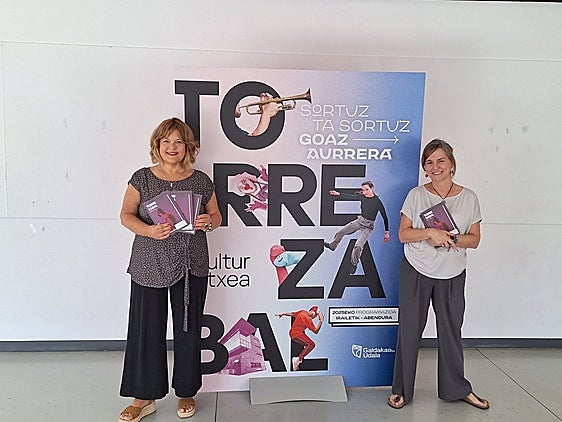 La concejala de cultura Edurne Espilla y la técnica Katrin Schlegel.