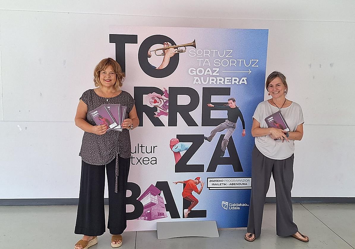 La concejala de cultura Edurne Espilla y la técnica Katrin Schlegel.