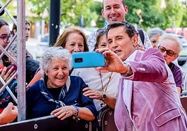 Jesús Vázquez se retrata con sus fans.