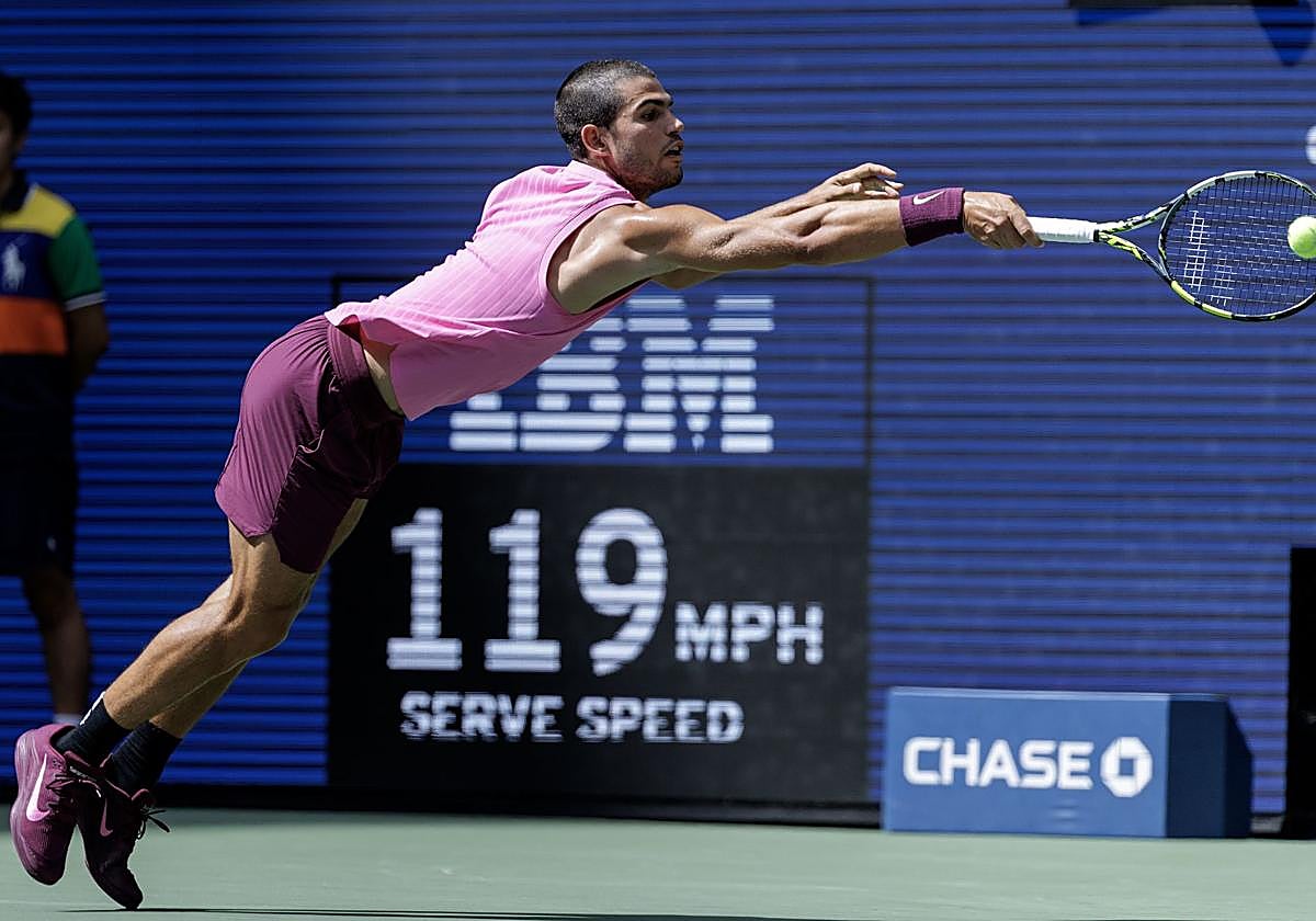Carlos Alcaraz, que lo devolvía todo, impartió una cátedra de tenis en Flushing Meadow.