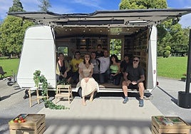 La concejala de Euskera junto a responsables de Hala Dzipo y quienes han participado en la creación de la caravana.