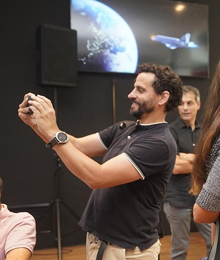Imagen secundaria 2 - Ainhoa de las Heras y David González, en un momento de la presentación de 'Así se escribe un crimen'. En las otras fotografías, Luis Calabor y David Olabarri.