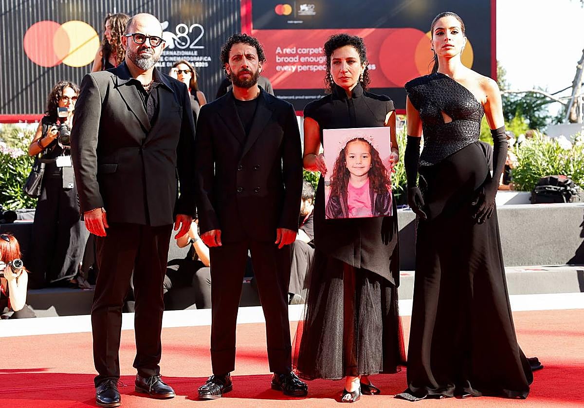 El equipo del filme con una fotografía de la pequeña Hind Rajab en Venecia