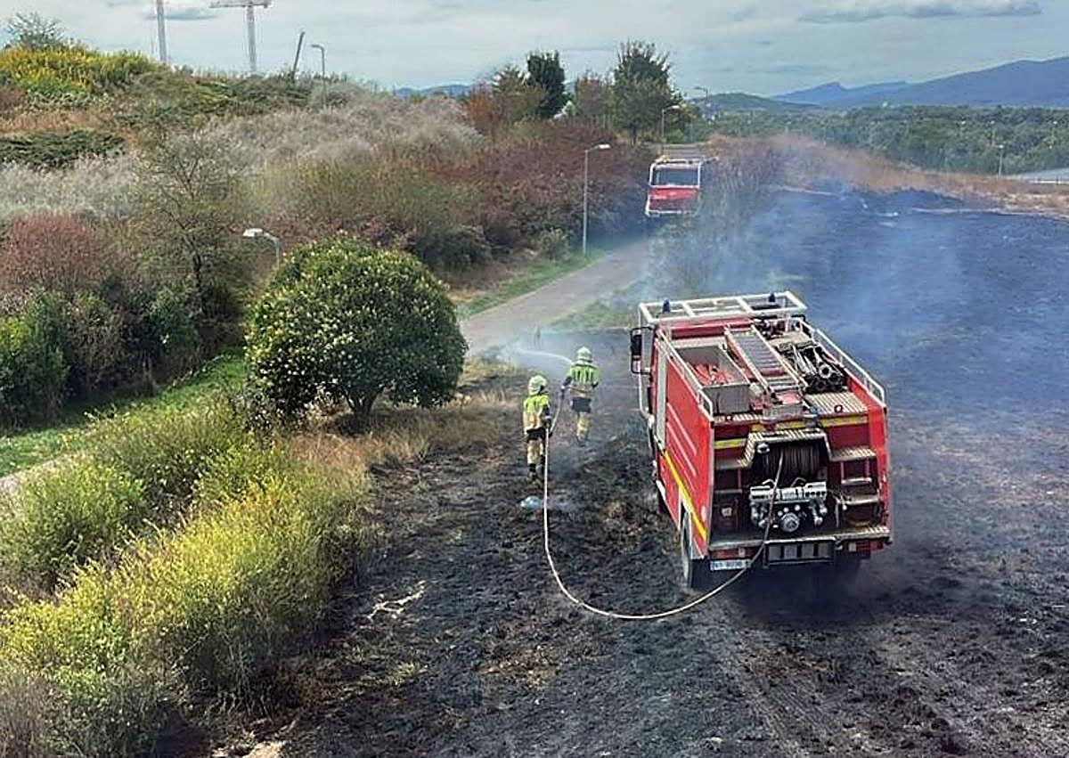 Imagen secundaria 1 - Los bomberos sofocan un fuego que ha quemado un solar en Zabalgana