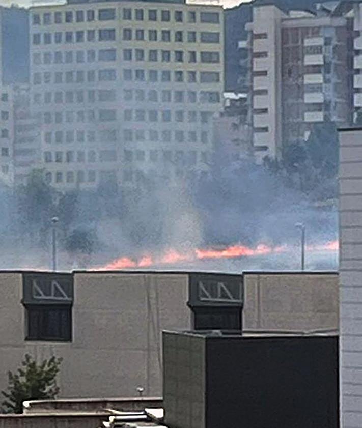 Imagen secundaria 2 - Los bomberos sofocan un fuego que ha quemado un solar en Zabalgana