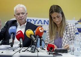 El CEO de la aerolínea irlandesa, Eddie Wilson y la responsable de comunicación de la 'low cost' en España, Alejandra Ruiz, durante la rueda de prensa.