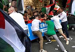 Una violenta protesta contra Israel revienta la etapa de la Vuelta en Bilbao