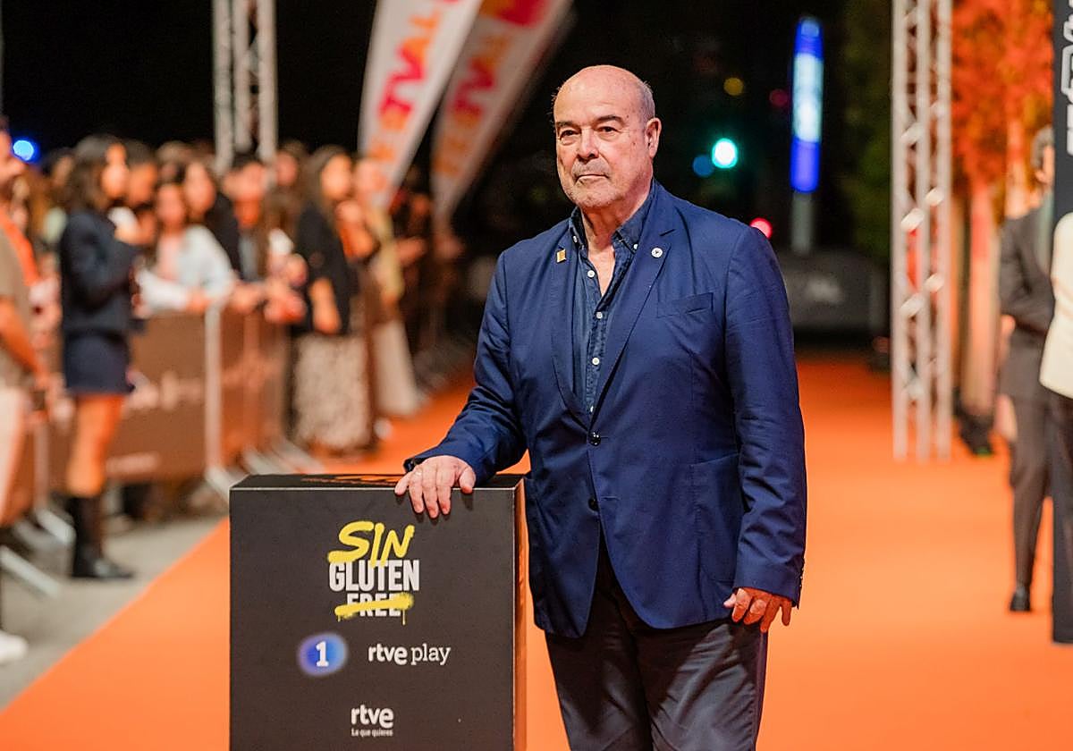 Resines, en la alfombra naranja.