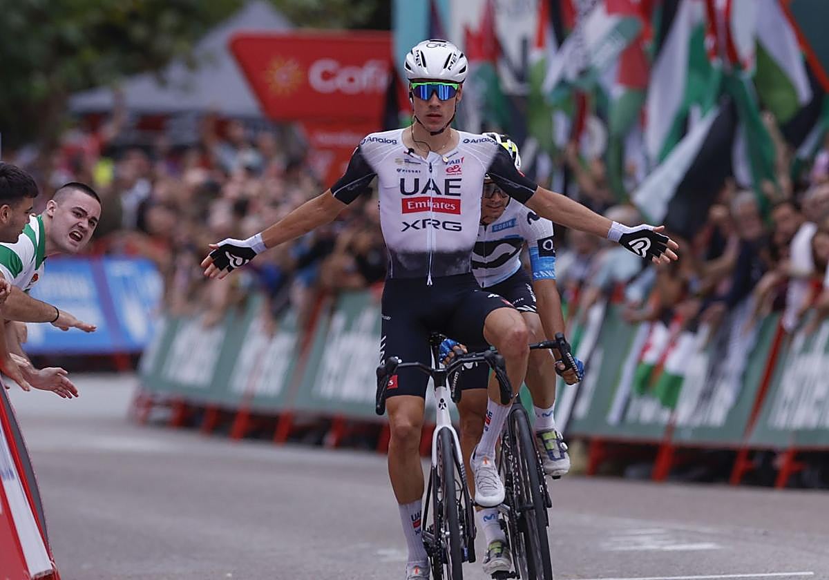 Juan Ayuso entra el primero a su redil cántabro