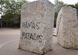 Una de las pintadas que han aparecido sobre el monumento instalado en el parque de Judimendi.