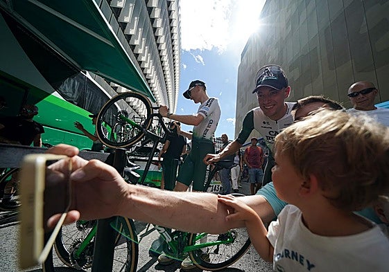 Barceló posa para una foto.