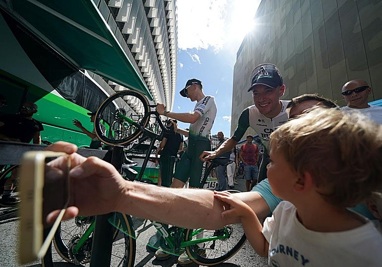 Barceló posa para una foto.