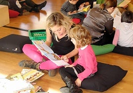 La biblioteca municipal trata de fomentar la lectura entre población de todas las edades.